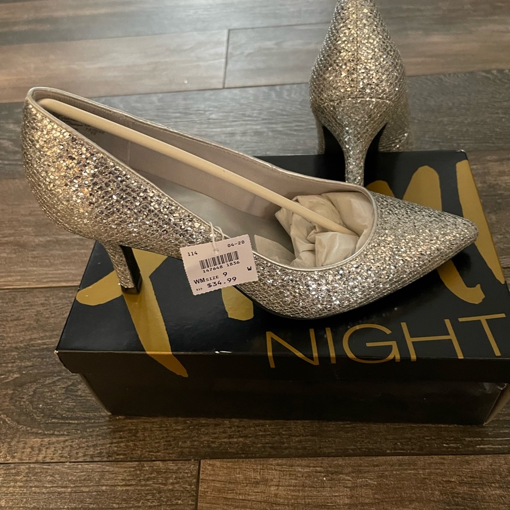 Women’s silver sparkle high heel pumps. - Picture 2 of 5